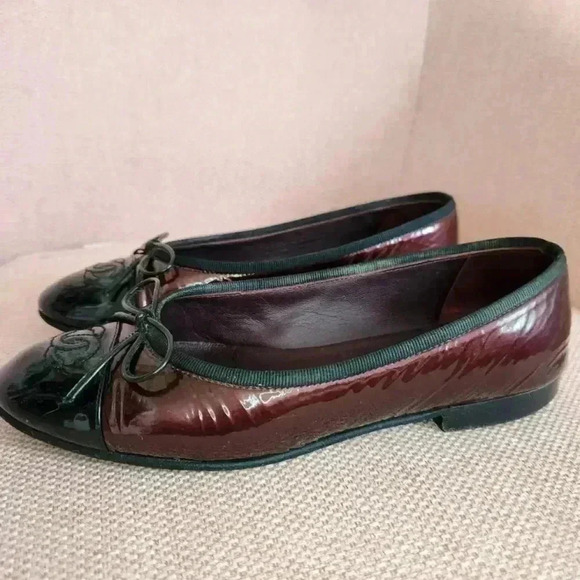 CHANEL Authentic CC Burgundy + Black Patent Leather Bow Ballet Flats Size 5 | 35 - Picture 2 of 11
